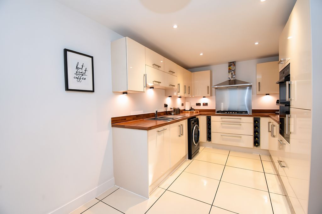 Kitchen / Breakfast Room- click for photo gallery